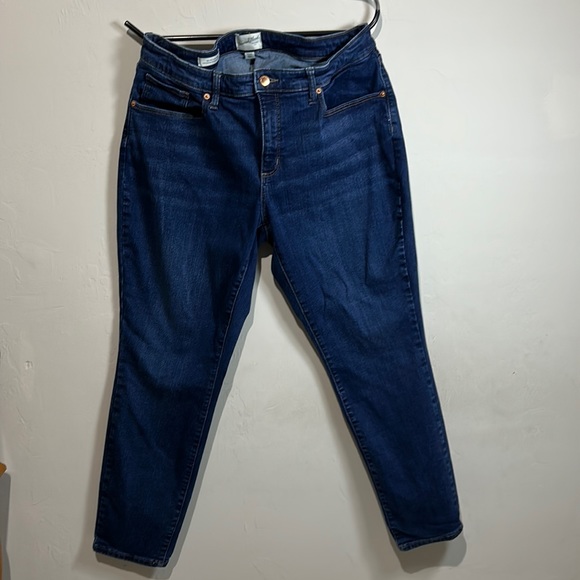 Universal Threads Mid Rise Curvy Skinny Stretch - Picture 2 of 3